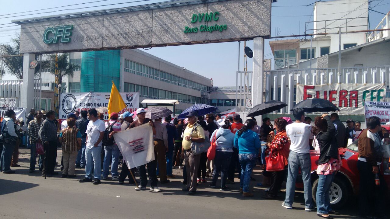 VECINOS BLOQUEAN ACCESO A OFICINAS DE LA CFE EN TEXCOCO Reporteros en ...