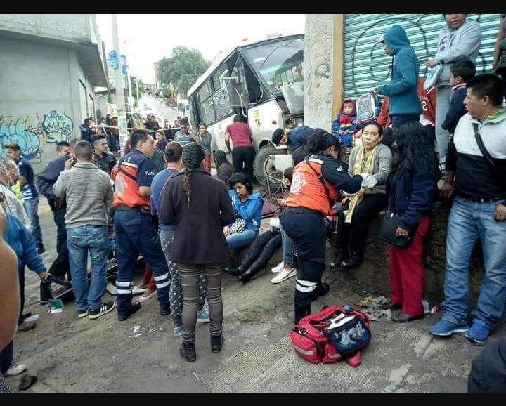 TRANSPORTE SE QUEDA SIN FRENOS Y CHOCA CONTRA NEGOCIO, EN LA 20 DE MAYO ...