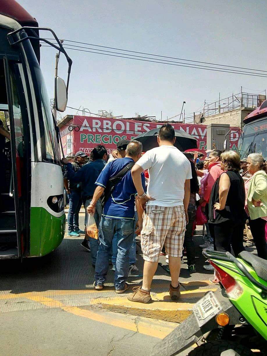BLOQUEAN AVENIDA CENTRAL Y OBSTRUYEN PASO DEL MEXIBUS PARA EXIGIR AGUA ...