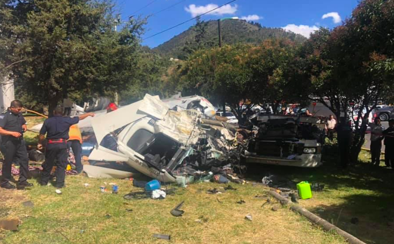TRÁILER CAE DE PUENTE VEHÍCULAR Y MUEREN DOS PERSONAS EN ATLACOMULCO ...