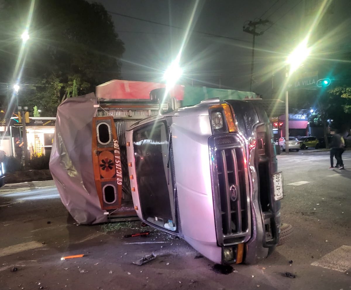 CAMIONETA DE CARGA CHOCA CONTRA UN VEHÍCULO EN LA ALCALDÍA MIGUEL HIDALGO